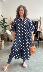 Koszula w groszki z pięknymi rękawami  